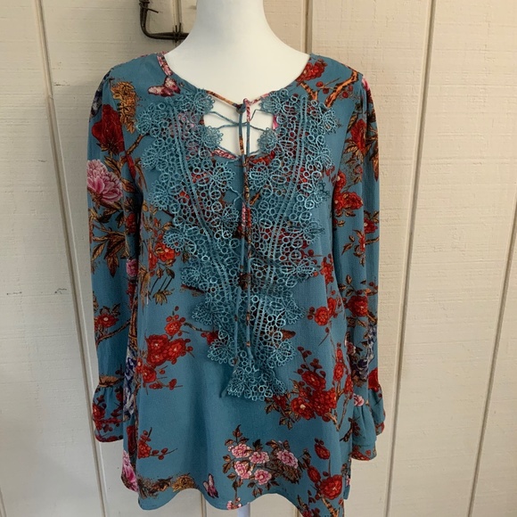 Beautiful blouse.  Size small/medium - Picture 1 of 2